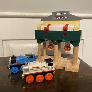 Thomas & Friends Wooden Railway Sodor Signal House Lights Sounds Works + Trains